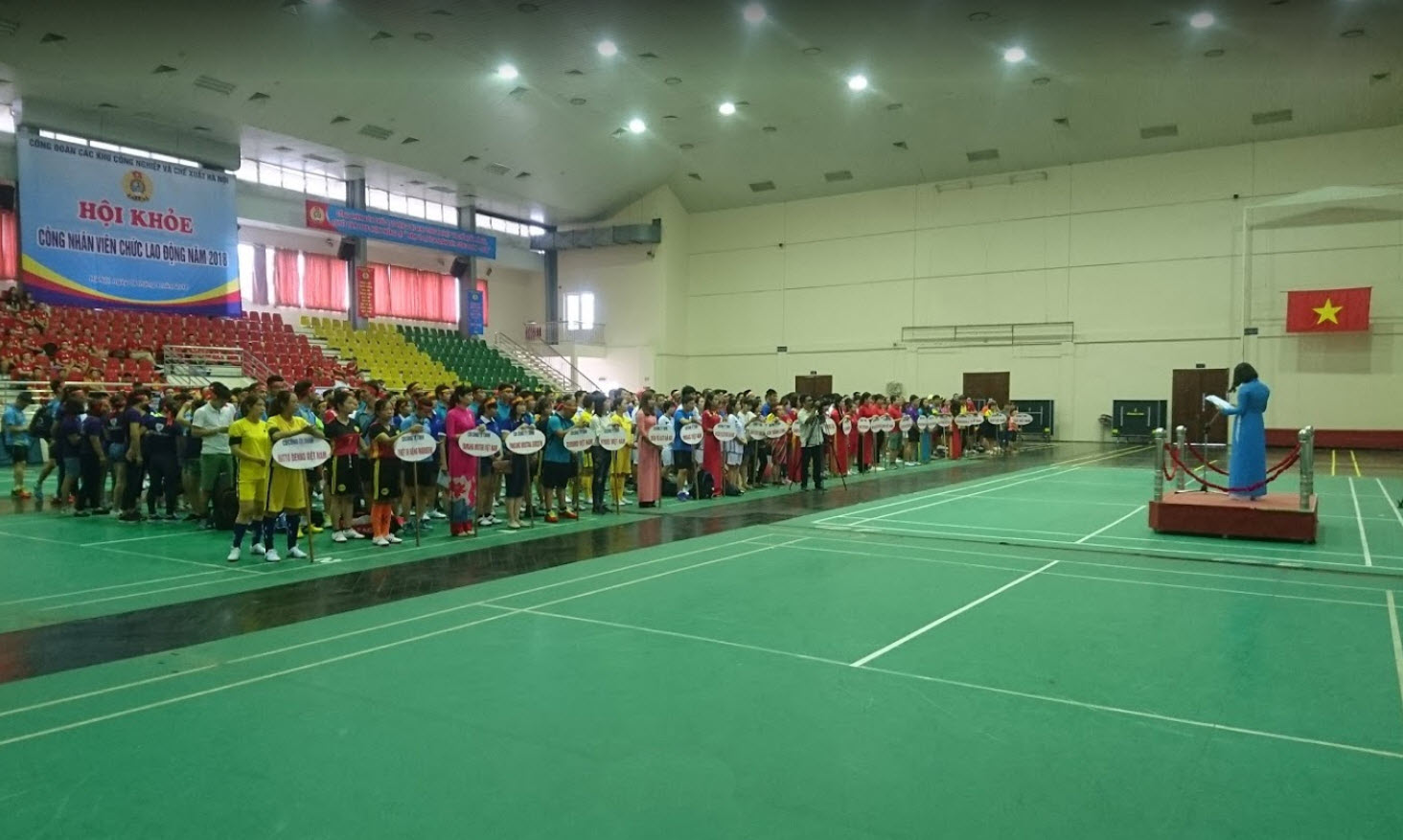 Sân cầu lông nhà thi đấu Cầu Giấy, Quận Cấu Giấy, Hà Nội